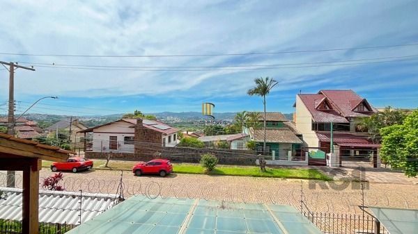 Casa em Porto Alegre, no bairro Ipanema, com 4 dormitório(s), e 4 banheiros, à venda.