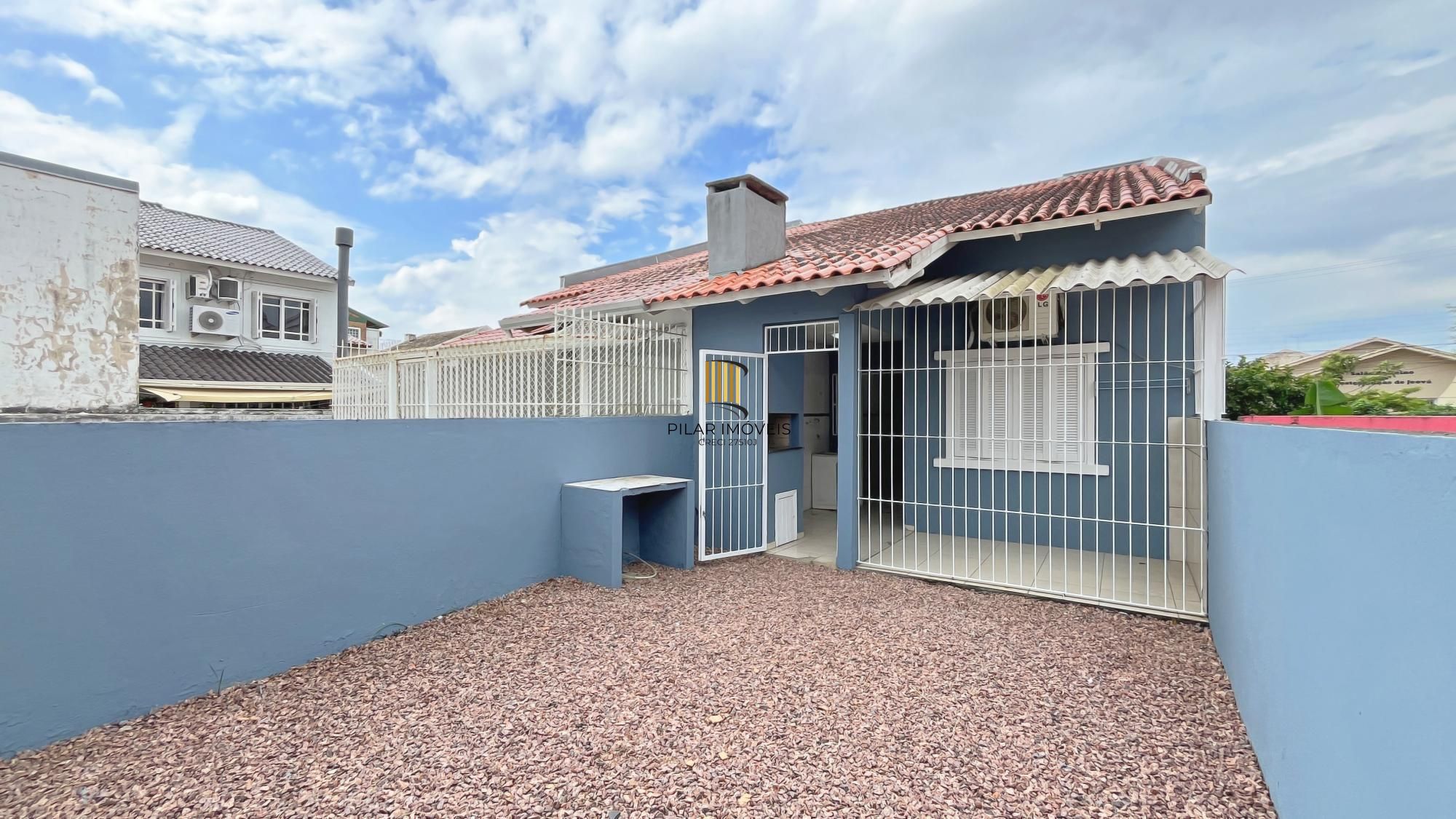 Casa em Porto Alegre, no bairro Hípica, com 2 dormitório(s), e 2 banheiros, à venda.