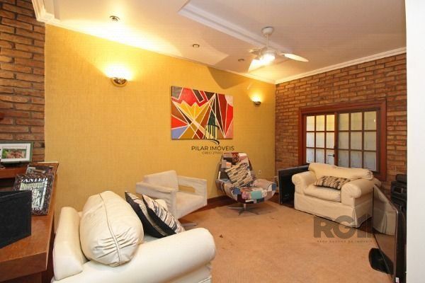 Casa em Porto Alegre, no bairro Guarujá, com 3 dormitório(s), e 3 banheiros, à venda.
