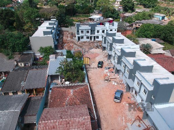 Casa Condominio em Porto Alegre, no bairro Vila Nova, com 2 dormitório(s), e 2 banheiros, à venda.