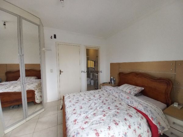 Casa em Porto Alegre, no bairro Guarujá, com 2 dormitório(s), e 2 banheiros, à venda.