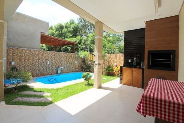 Casa ampla com piscina e suíte diferenciada em condomínio no Lagos de Ipanema zona Sul de Porto Alegre !