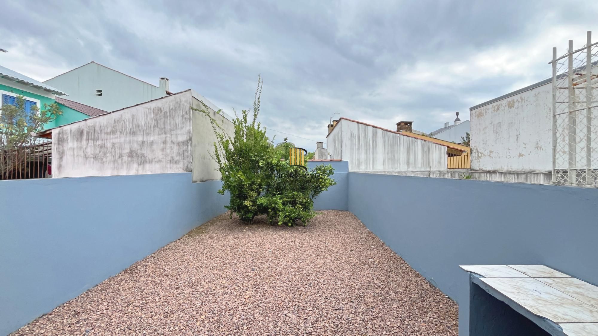 Casa em Porto Alegre, no bairro Hípica, com 2 dormitório(s), e 2 banheiros, à venda.