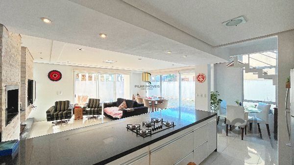 Casa em Porto Alegre, no bairro Hípica, com 3 dormitório(s), e 3 banheiros, à venda.