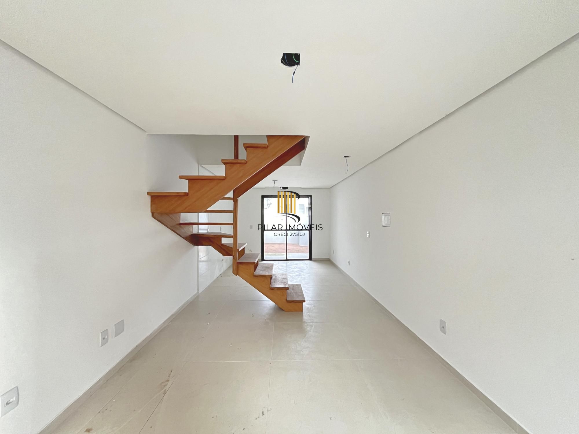 Casa em Porto Alegre, no bairro Hípica, com 2 dormitório(s), e 2 banheiros, à venda.