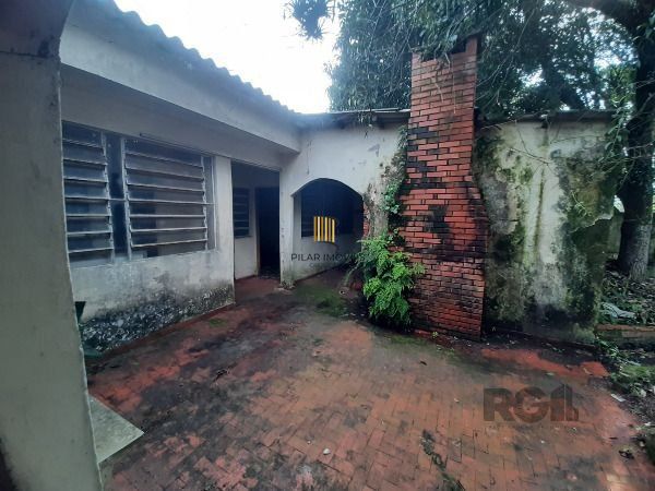 Casa em Porto Alegre, no bairro Cristal, com 4 dormitório(s), e 4 banheiros, à venda.