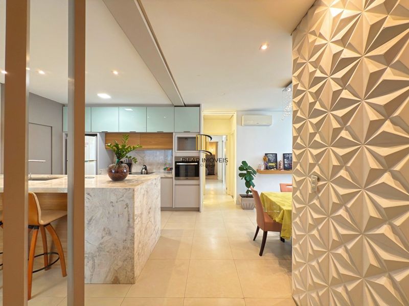 Casa térrea em condomínio fechado com 3 suítes.