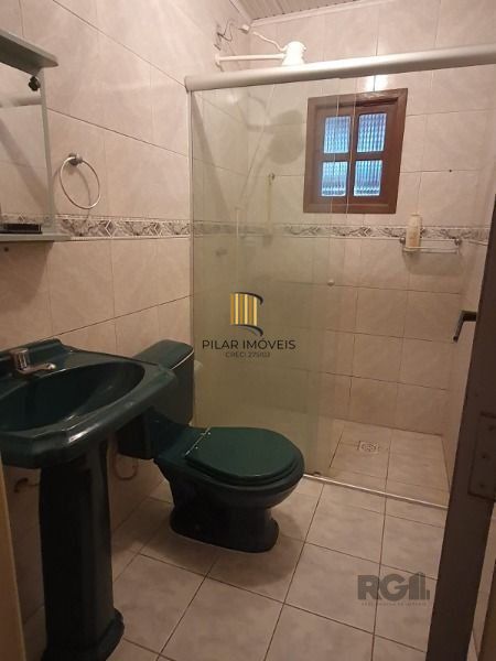Casa em Porto Alegre, no bairro Vila Nova, com 4 dormitório(s), e 4 banheiros, à venda.