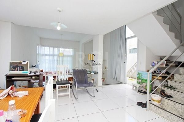 Casa em Porto Alegre, no bairro Aberta dos Morros, com 3 dormitório(s), e 3 banheiros, à venda.