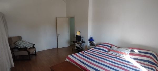 Casa em Porto Alegre, no bairro Guarujá, com 3 dormitório(s), e 3 banheiros, à venda.
