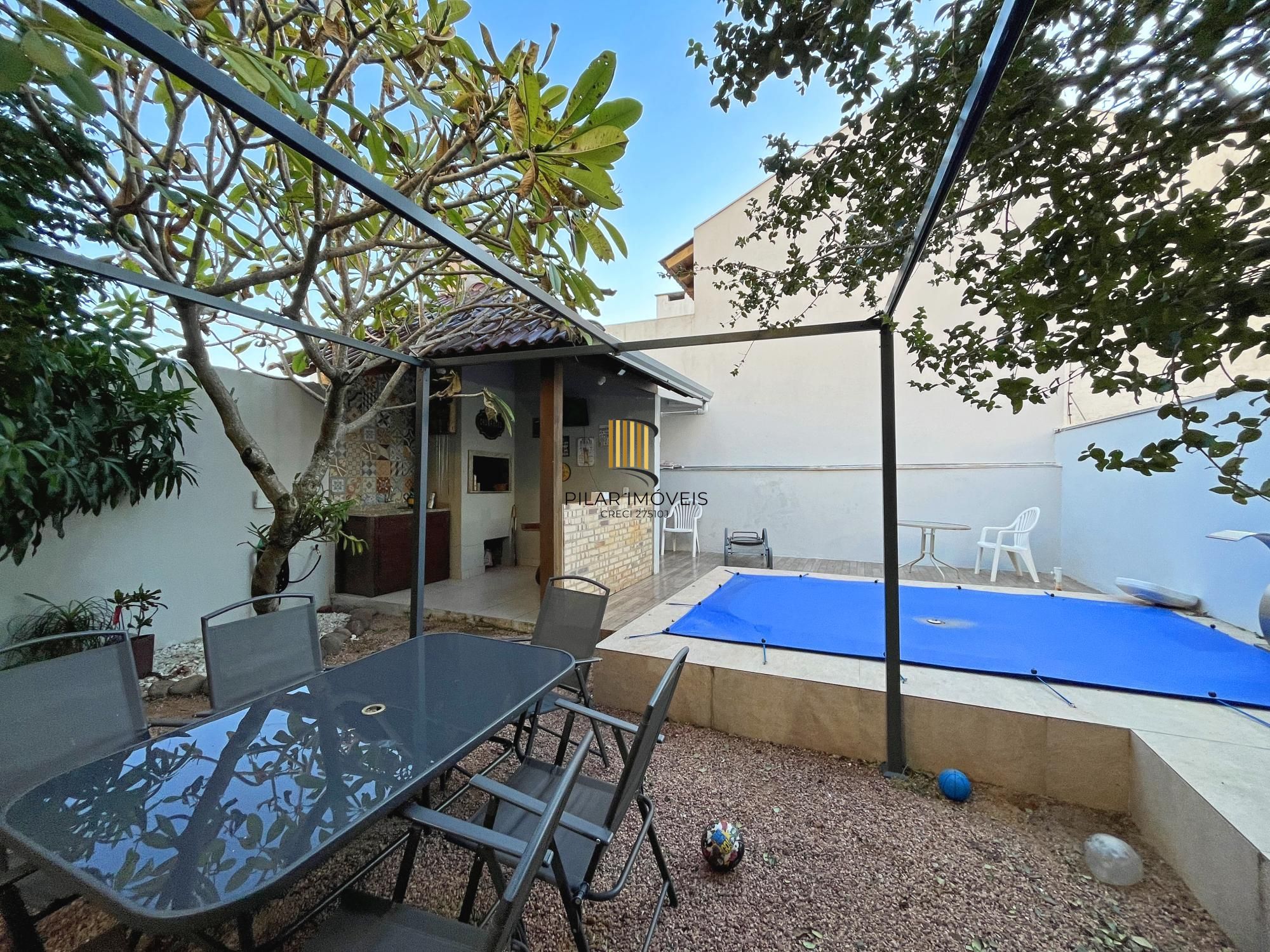 Casa para Venda - 270m², 3 dormitórios, sendo 1 suites, 2 vagas - Guarujá