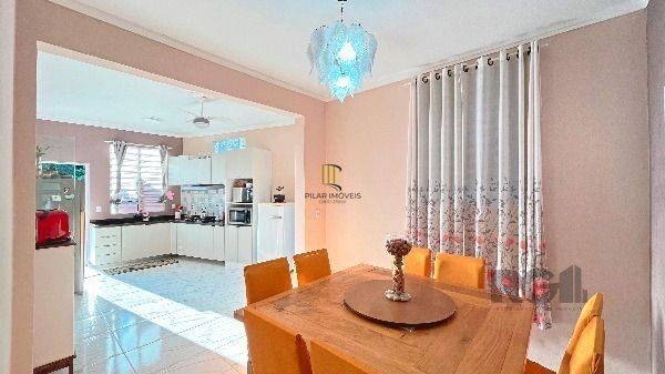 Casa em Porto Alegre, no bairro Medianeira, com 3 dormitório(s), e 3 banheiros, à venda.