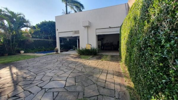 Casa em Porto Alegre, no bairro Espírito Santo, com 3 dormitório(s), e 3 banheiros, à venda.
