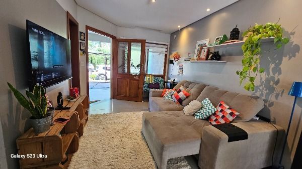Casa em Porto Alegre, no bairro Hípica, com 3 dormitório(s), e 3 banheiros, à venda.
