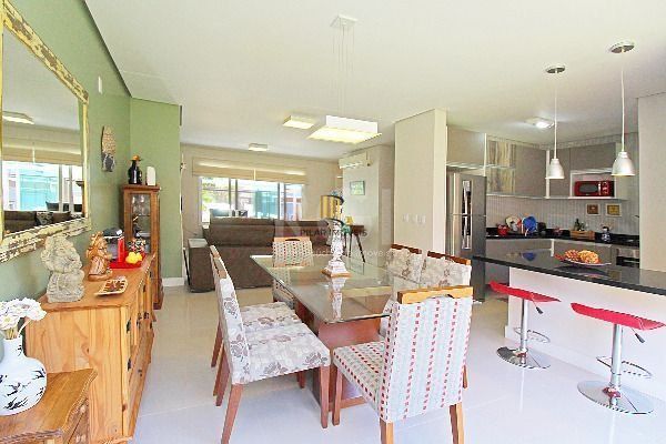 Casa 3 dormitórios no bairro Hípica
