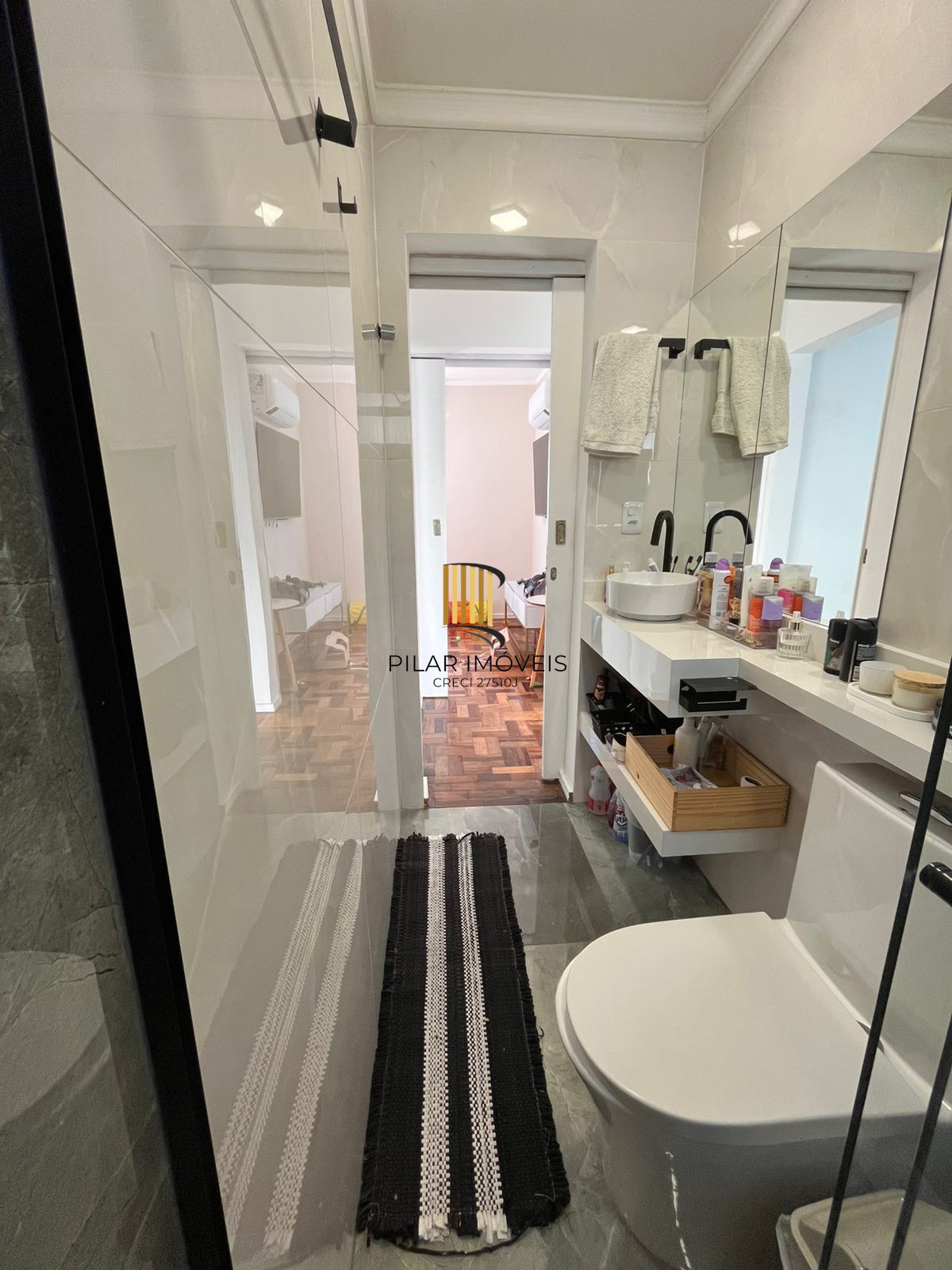 Apartamento semi mobiliado de 2 dormitórios no bairro Cristal