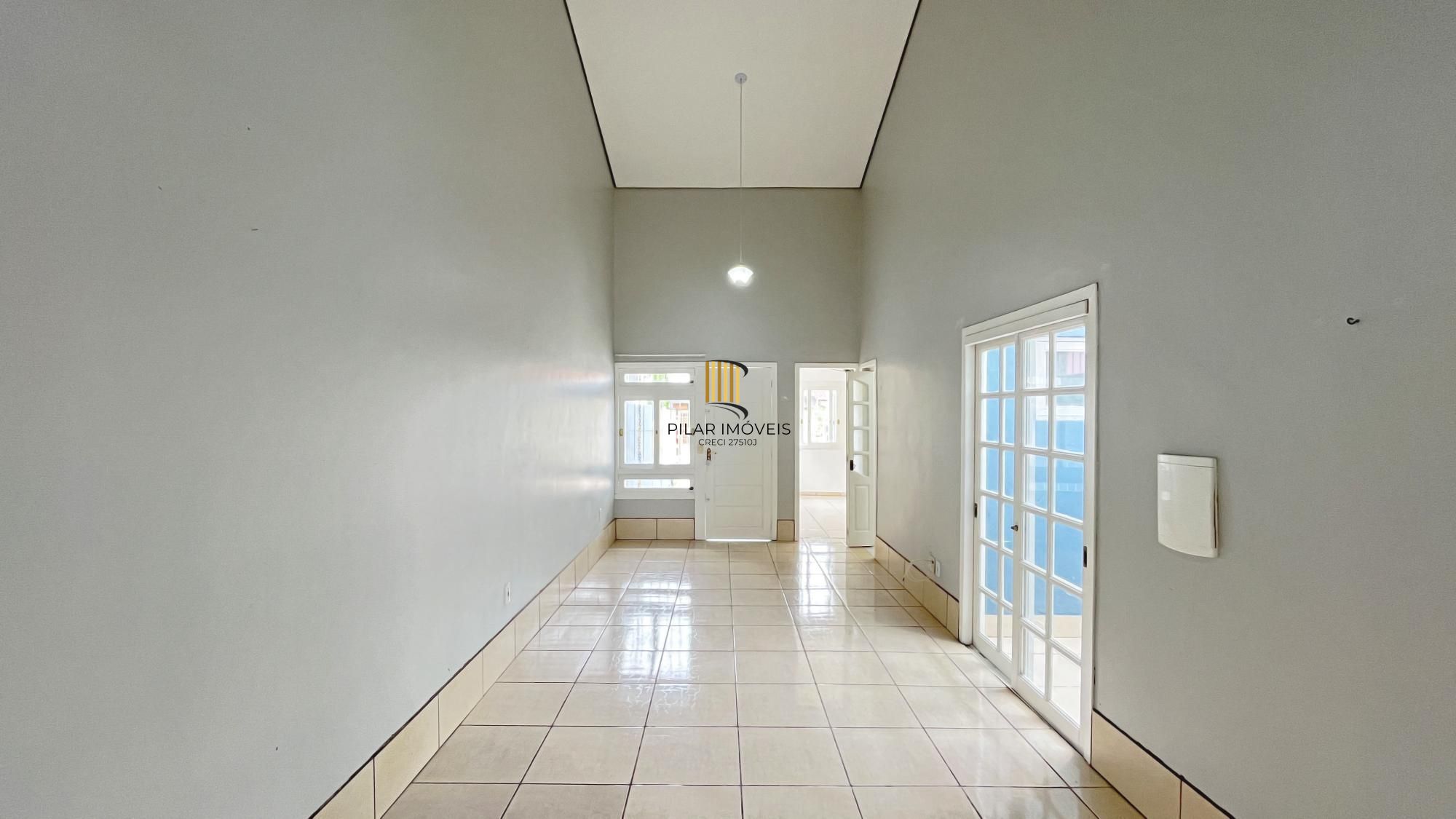 Casa em Porto Alegre, no bairro Hípica, com 2 dormitório(s), e 2 banheiros, à venda.