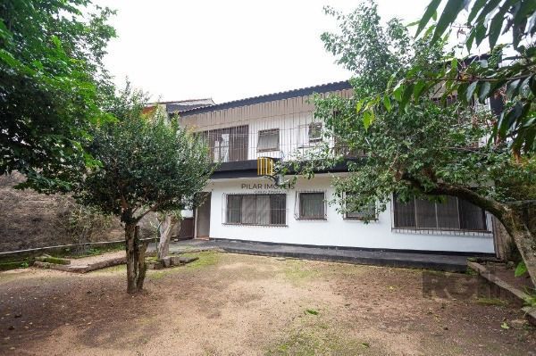 Casa em Porto Alegre, no bairro Medianeira, com 5 dormitório(s), e 5 banheiros, à venda.