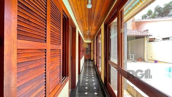 Casa em Porto Alegre, no bairro Guarujá, com 5 dormitório(s), e 5 banheiros, à venda.