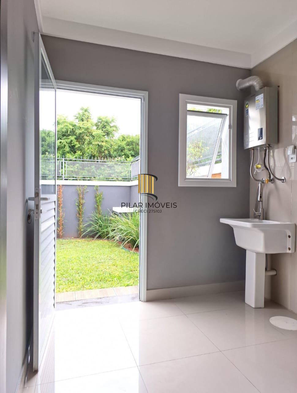 Casa 3 dormitórios no bairro Hípica