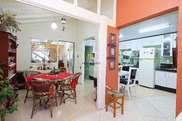 Casa em Porto Alegre, no bairro Ipanema, com 3 dormitório(s), e 3 banheiros, à venda.