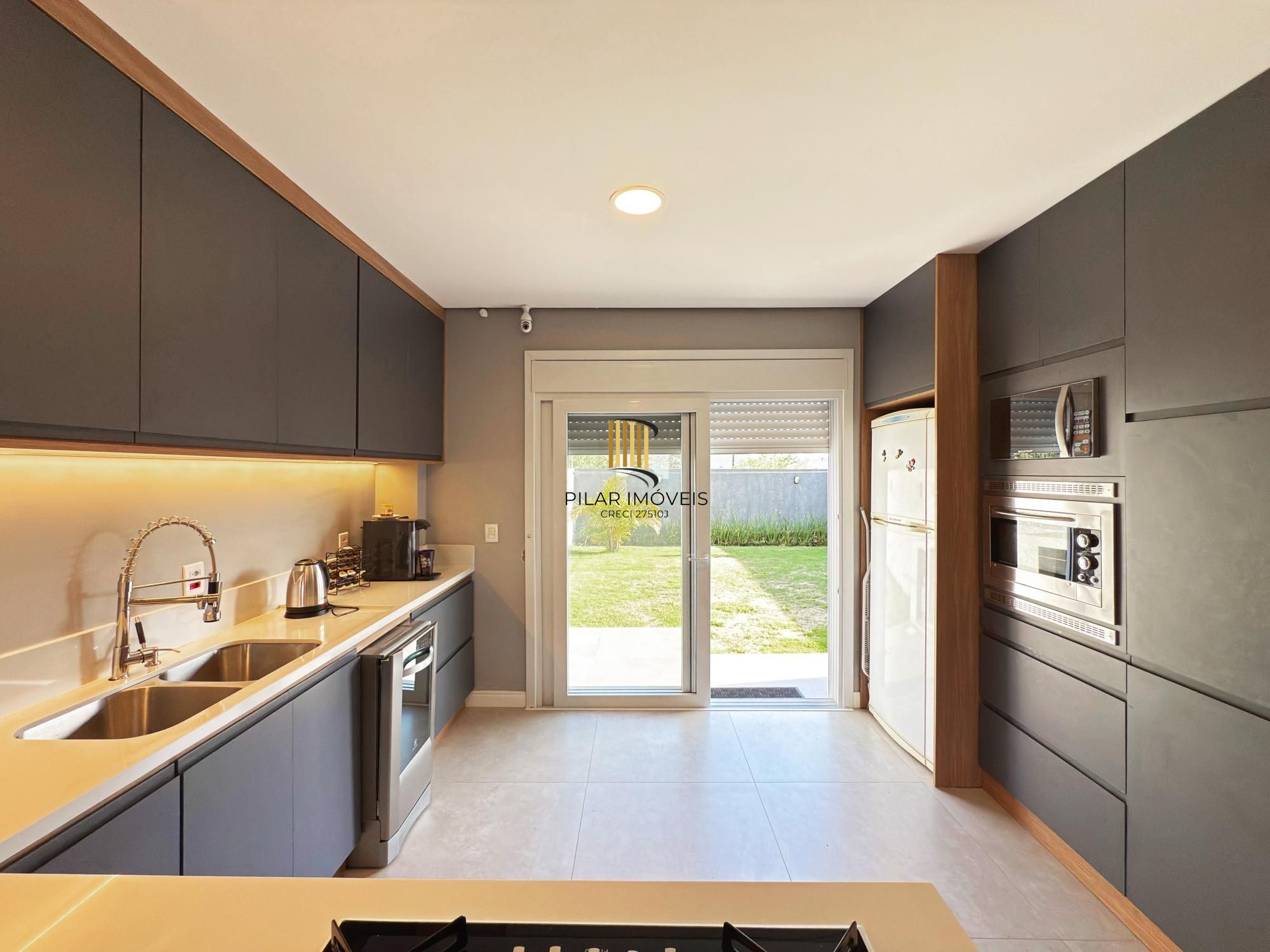 Casa moderna com 3 dormitórios com pátio grande e vista para o Rio Guaíba!