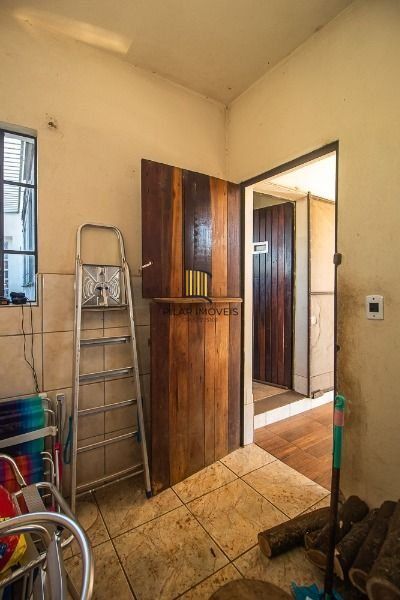 Casa em Porto Alegre, no bairro Vila Nova, com 6 dormitório(s), e 6 banheiros, à venda.