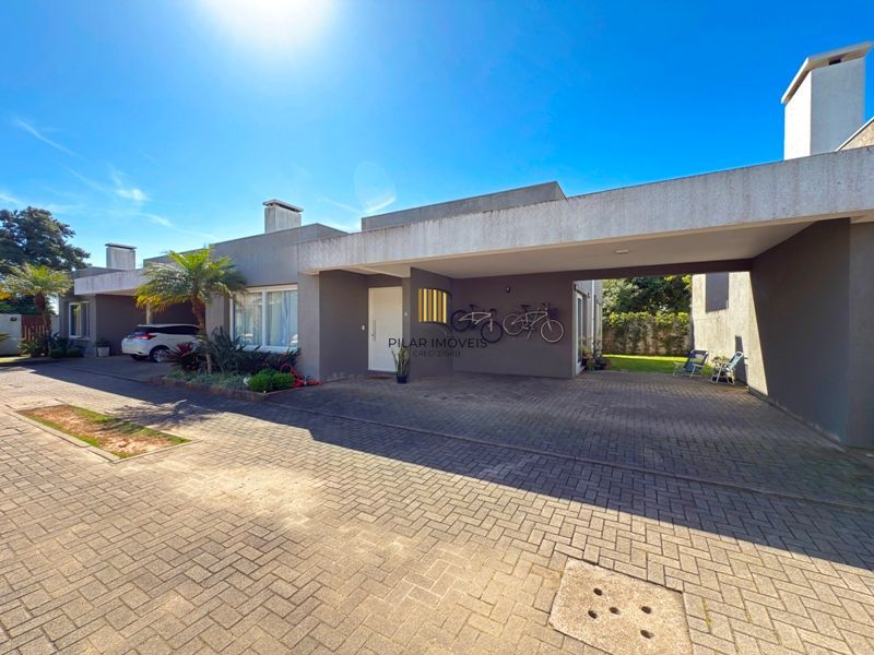 Casa térrea em condomínio fechado com 3 suítes.