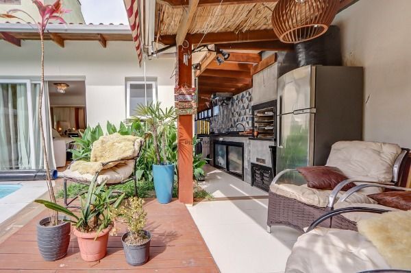 Casa em Porto Alegre, no bairro Tristeza, com 2 dormitório(s), e 2 banheiros, à venda.