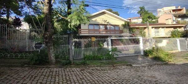 Casa em Porto Alegre, no bairro Jardim Isabel, com 5 dormitório(s), e 5 banheiros, à venda.