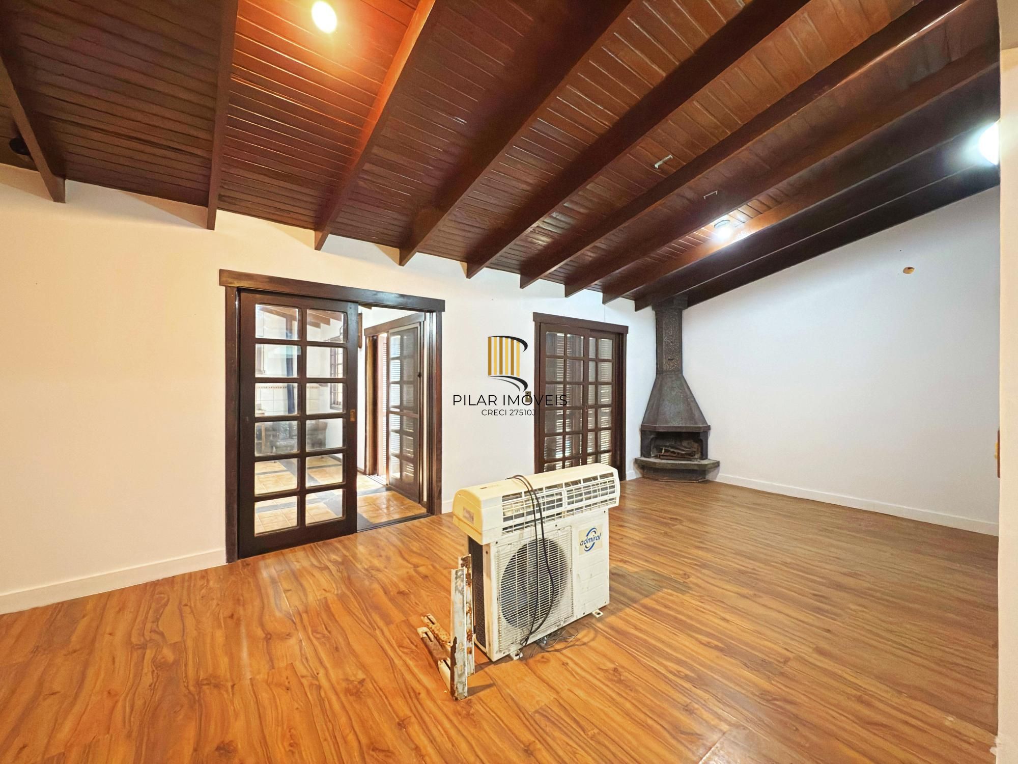 Residência á venda no bairro Guarujá com 2 dormitórios.