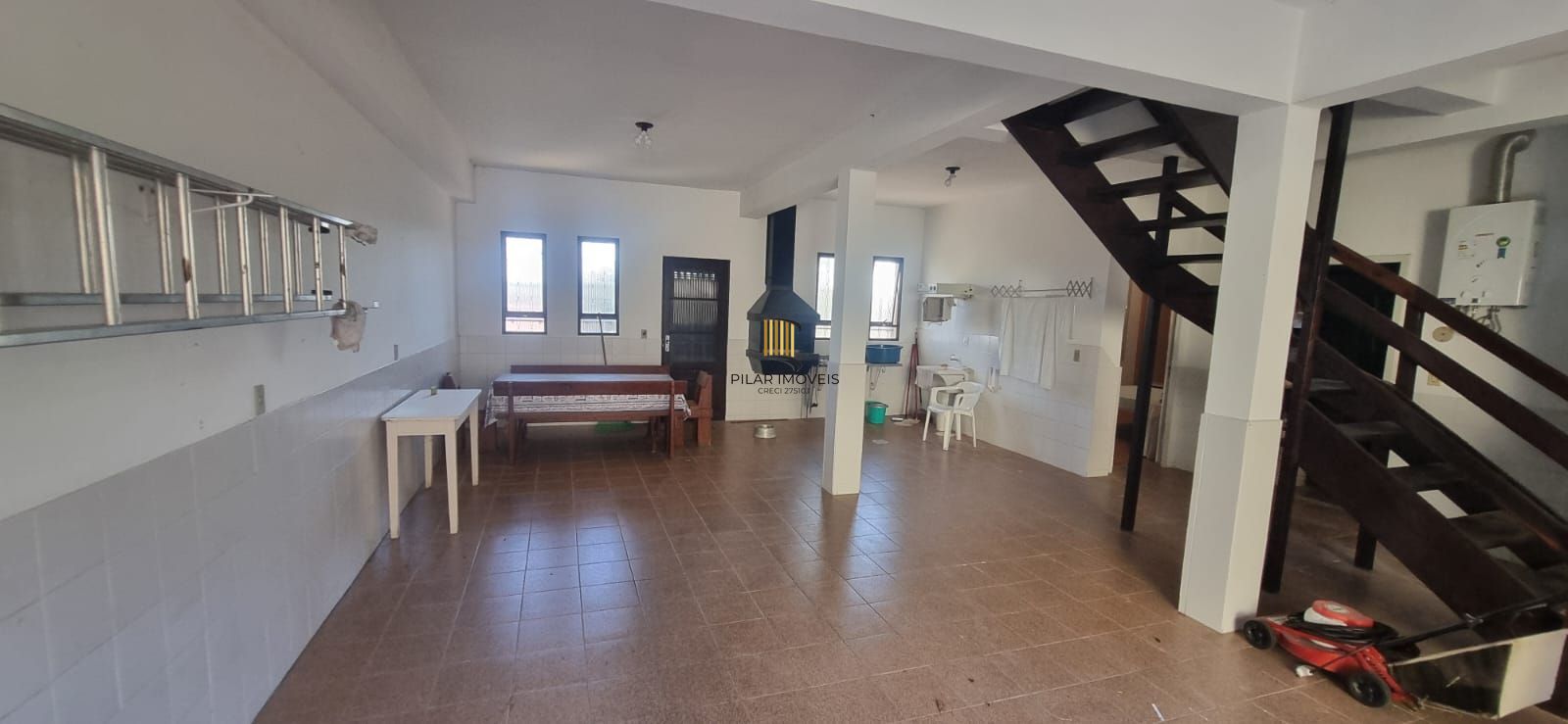 Ótima casa com 3 dormitórios sendo 1suíte e garagem para 4 carros.