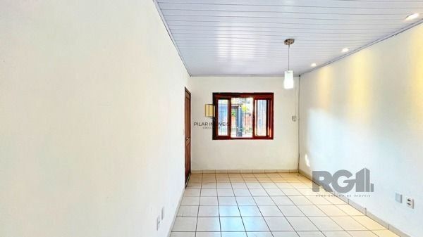 Casa em Porto Alegre, no bairro Restinga, com 2 dormitório(s), e 2 banheiros, à venda.