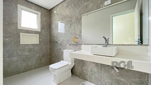 Casa em Porto Alegre, no bairro Ipanema, com 3 dormitório(s), à venda.