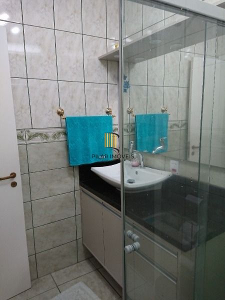 Casa em Porto Alegre, no bairro Espirito Santo, com 4 dormitório(s), e 4 banheiros, à venda.