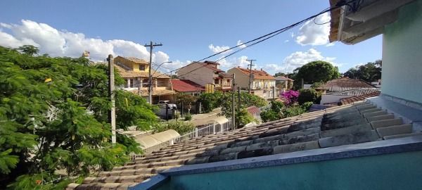 Casa em Porto Alegre, no bairro Guarujá, com 3 dormitório(s), e 3 banheiros, à venda.