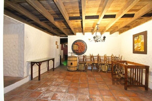 Casa em Porto Alegre, no bairro Pedra Redonda, com 7 dormitório(s), e 7 banheiros, à venda.