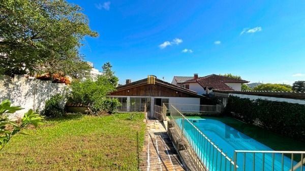 Casa em Porto Alegre, no bairro Tristeza, com 4 dormitório(s), à venda.