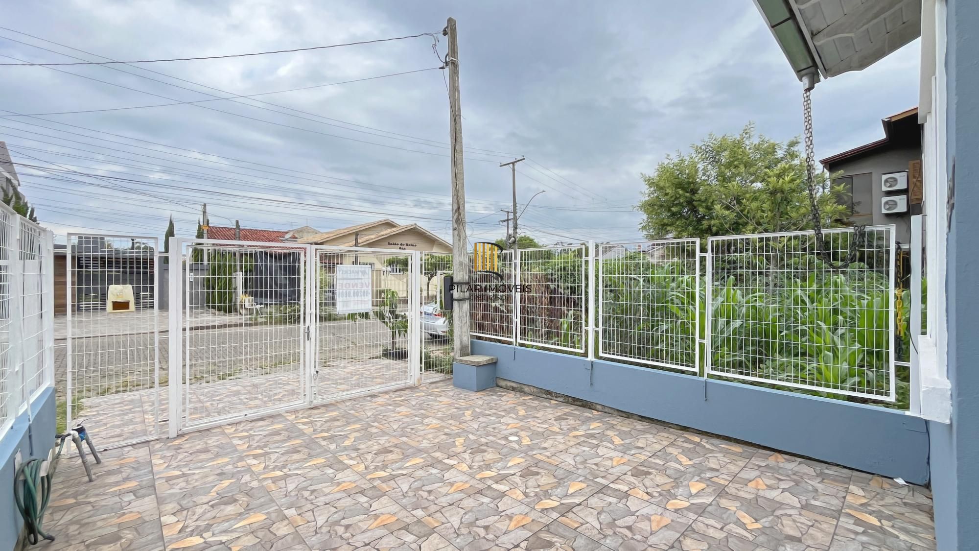 Casa em Porto Alegre, no bairro Hípica, com 2 dormitório(s), e 2 banheiros, à venda.