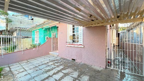 Casa em Porto Alegre, no bairro Medianeira, com 3 dormitório(s), e 3 banheiros, à venda.