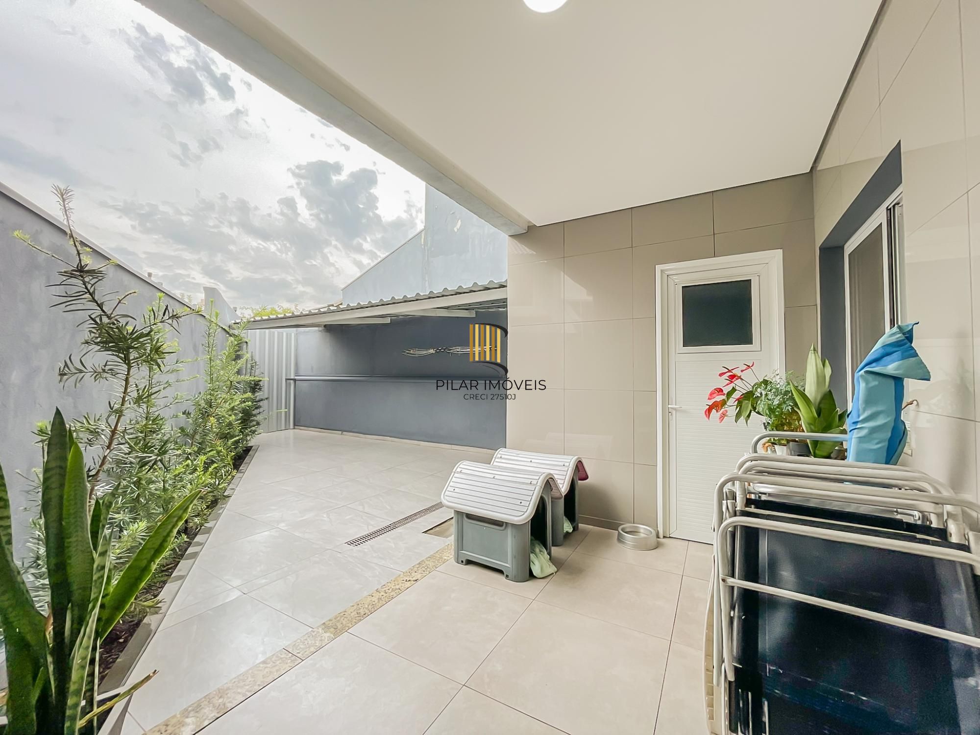 Casa 3 dormitórios no bairro Hípica