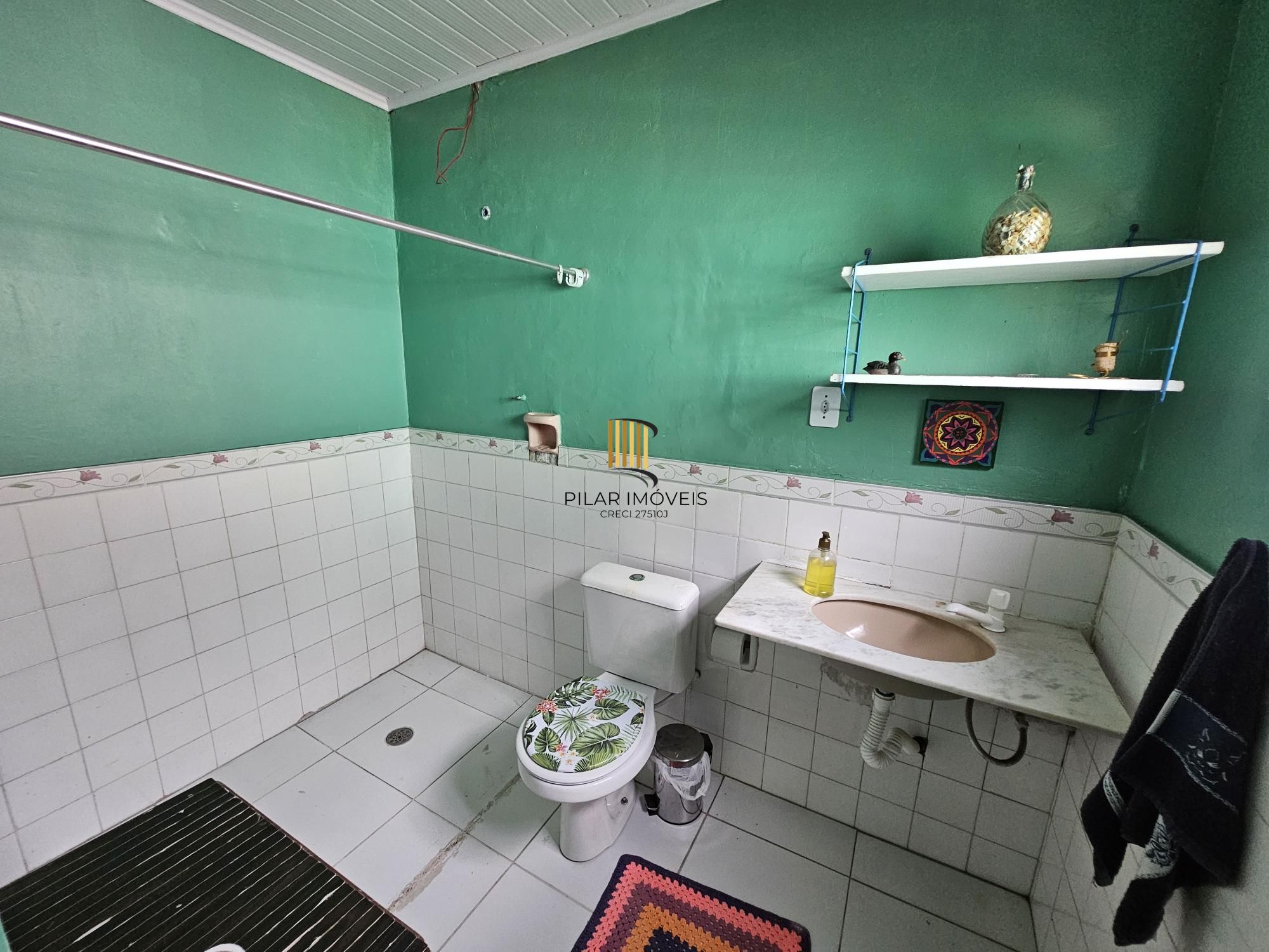 Casa 3 dormitórios e edícula com churrasqueira no bairro Medianeira !