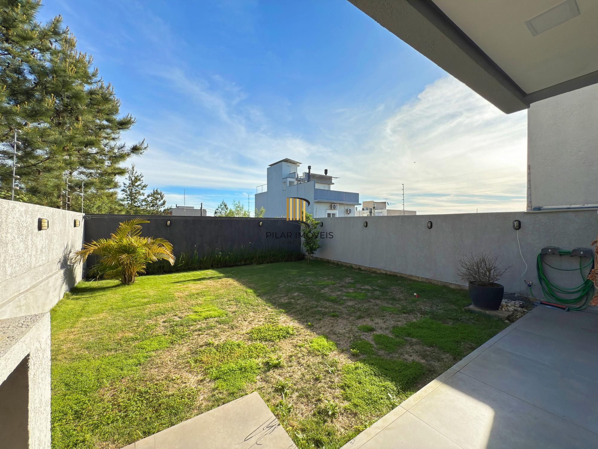 Casa moderna com 3 dormitórios com pátio grande e vista para o Rio Guaíba!