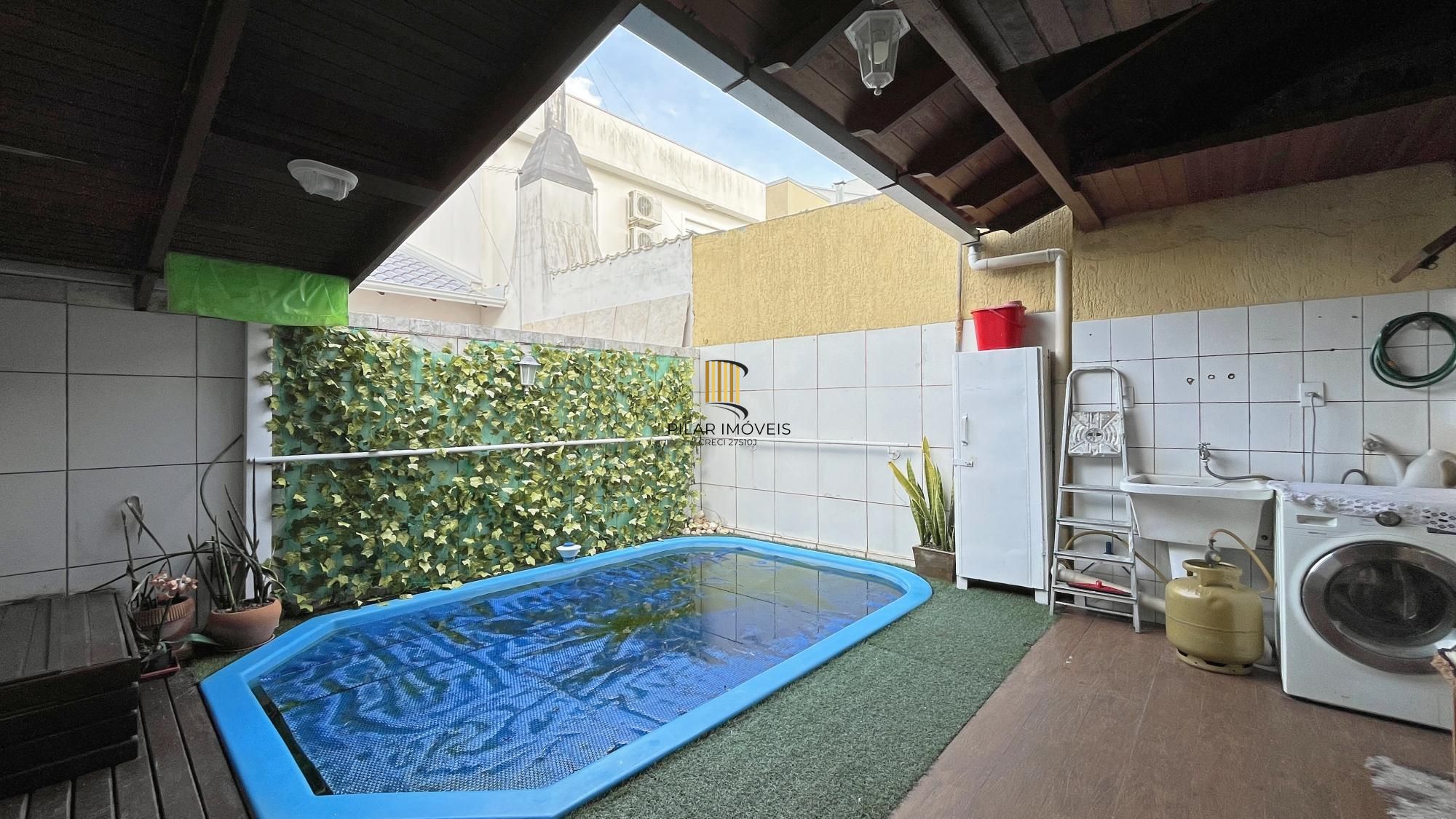 Casa em Porto Alegre, no bairro Hípica, com 3 dormitório(s), e 3 banheiros, à venda.