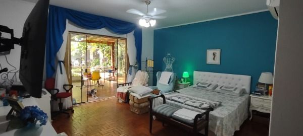 Casa em Porto Alegre, no bairro Jardim Isabel, com 5 dormitório(s), e 5 banheiros, à venda.