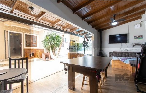 Casa em Porto Alegre, no bairro Aberta Dos Morros, com 5 dormitório(s), e 5 banheiros, à venda.
