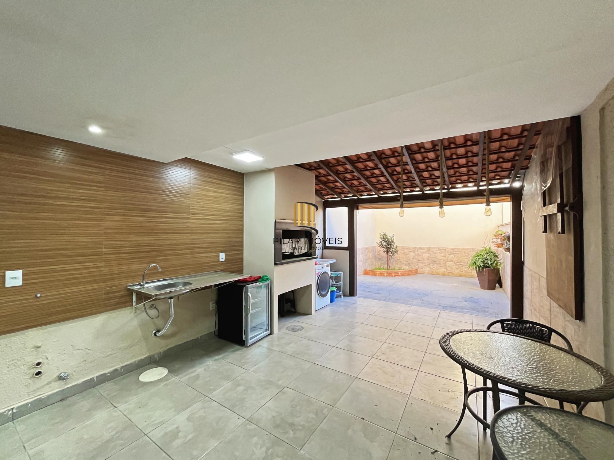 Casa 3 dormitórios no bairro Guarujá