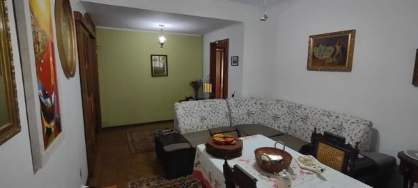 Casa em Porto Alegre, no bairro Jardim Isabel, com 5 dormitório(s), e 5 banheiros, à venda.