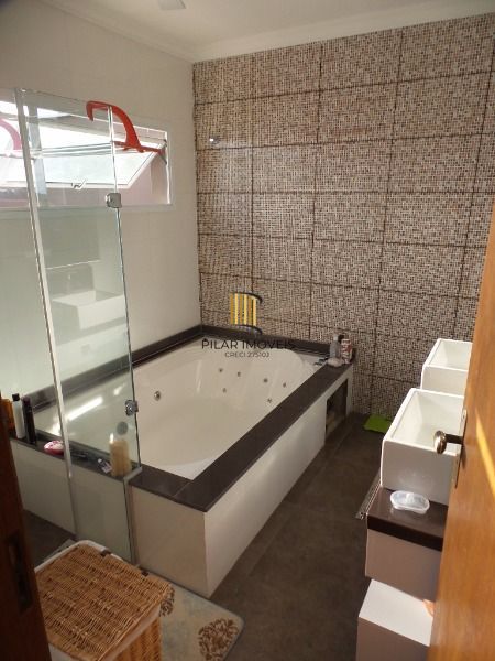 Casa para Venda - 270m², 3 dormitórios, sendo 1 suites, 2 vagas - Guarujá