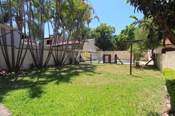 Casa em Porto Alegre, no bairro Ipanema, com 3 dormitório(s), e 3 banheiros, à venda.